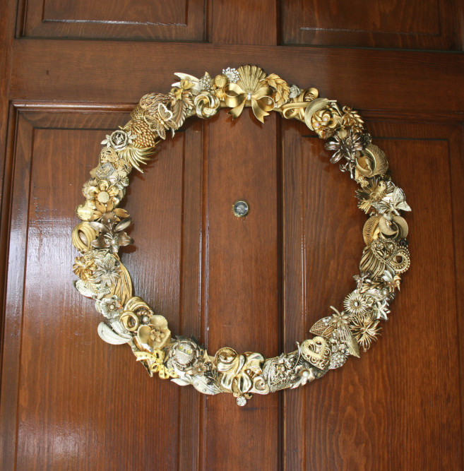 Gold Christmas brooch wreath