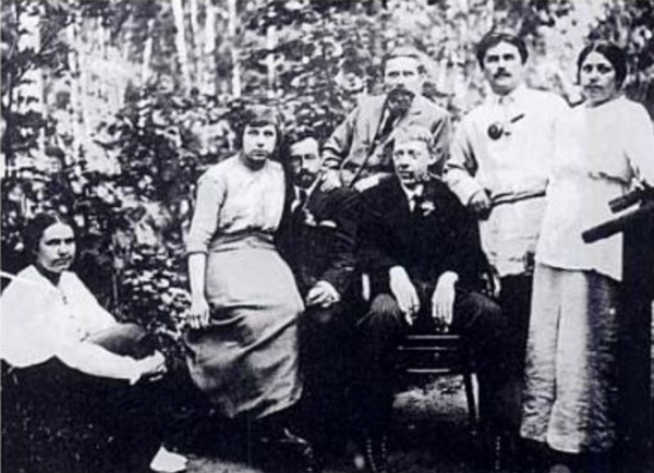 At the Malevich dacha (second house in the country) around 1915. Centre, with pipe: Vladimir Tatlin. Behind him: Ivan Klyun, on the right, Malevich and his second wife Sofia Rafakwich.