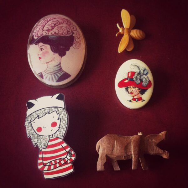 five vintage brooches